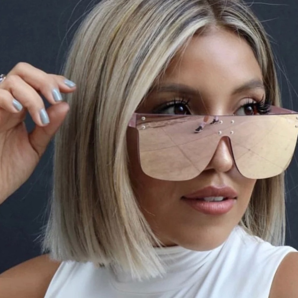 OVERSIZED GLASSES